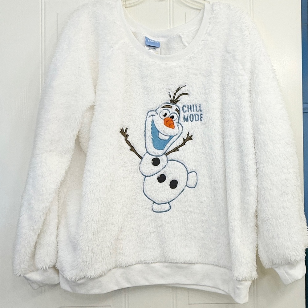 Disney Frozen Fuzzy White Olaf Sweatshirt
NWT Size L